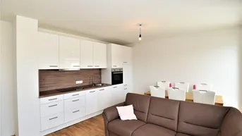 Expose Ihr Traum-Penthouse in Graz-Gösting wartet! Lassen Sie sich von atemberaubendem Schlossbergblick, einer großzügigen Dachterrasse und Komfort mit Tiefgarage und Kellerabteil verzaubern. Ein Ort, an dem Lebensqualität beginnt!