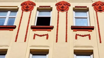 Expose Jackpot! Komplett bestandsfrei + Hotelwidmung + Baubewilligt + Traumhaftes Altbauhaus mit gegliedeter Fassade + Beliebte Lage in 1020 Wien in einer ruhigen Seitengasse + Balkone im Hof! WOW!