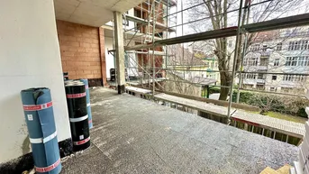Expose 3,5-Zimmer-Wohnung mit Sanierungsbedarf und 20 m² großer Loggia im Innenhof! Plus rundum saniertes Haus!