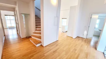 Expose LAGE LAGE LAGE - Frisch renovierte Wohnung im Dachgeschoss! Super hohe Räume + Luftwärmepumpe + Hofseitige Terrasse + TOP- und Ruhelage in 1090 Wien! Jetzt zugreifen!