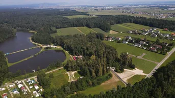 Expose BAUTRÄGER aufgepasst! IDEAL für DOPPELHAUSHÄLFTEN in unmittelbarer Nähe zu den Wundschuher Seen! TOP Anbindung! VOLLERSCHLOSSENES und FLACHES BAUGRUNDSTÜCK!