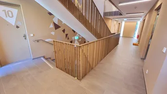 Expose Zwischen Wienerwald und Weltstadt. Lebens(t)raumerfüller im Wienerwald! TOP Neubauwohnung mit viel Freiraum! Traumhafte Rundum-Terrasse + Ideale Raumaufteilung + Grün wohin das Auge reicht + Luftwärmepumpe!
