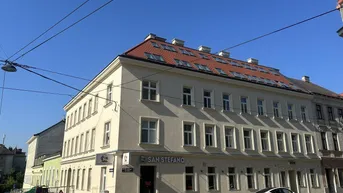 Expose 3,5-Zimmer-Wohnung mit Sanierungsbedarf und 20 m² großer Loggia im Innenhof! Plus rundum saniertes Haus!