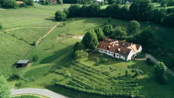 Expose VIERKANTHOF MIT WILDGEHEGE VOR DER HAUSTÜRE! Bad Loipersdorf: Wo Natur, Geschichte und Exklusivität aufeinandertreffen