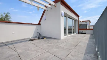 Große Dachterrasse mit Fliesenboden und Pergola-Struktur, ideal für Entspannung im Freien.