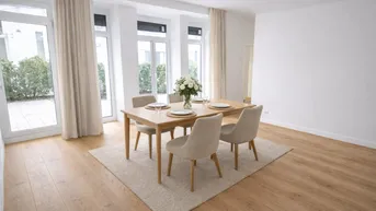 Heller Essbereich mit Holztisch, bequemen Stühlen und Zugang zu einer Terrasse.