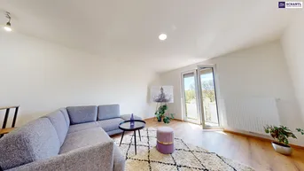 Helles Wohnzimmer mit modernem Ecksofa, Holzboden und Zugang zum Balkon.