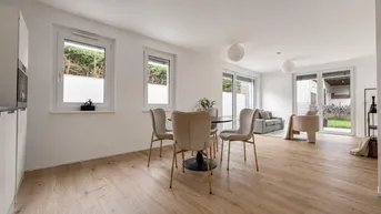 Heller, offener Wohn- und Essbereich mit Holzboden und Zugang zum Garten.