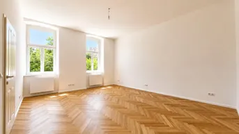 Helles Zimmer mit Fischgrätparkett und Blick ins Grüne, ideal als Wohn- oder Schlafzimmer.