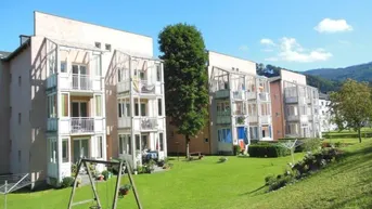Expose Hoher Erholungswert garantiert - idyllisch ruhiges und ländliches Wohnerlebnis steht für Sie bereit! Praktisch geschnittene 3 Raum Wohnung mit Loggia, Abstellraum und Parkplatz direkt vor der Haustür!