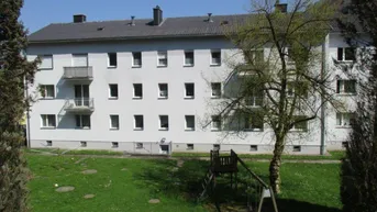 Expose Perfektes Wohnen für Naturliebhaber, genießen Sie die ländliche Idylle! Sofort verfügbar! Details: Herrliche Loggia mit Blick ins Grüne - sehr geräumiges Wohnzimmer - Bad mit Fenster - Bad und WC getrennt
