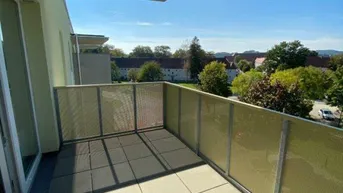 Expose Neubauwohnung in begehrter Lage: herrliche Aussicht im letzten Stockwerk und bequem mit Lift erreichbar! Sonnige 3-Zimmer-Wohnung mit Balkon, Abstellraum und kostengünstigem Parkplatz!