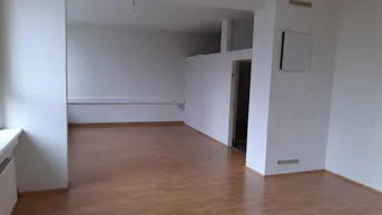 Expose MARKT AM BINDERMICHL: 61 m² (ERWEITERBAR AUF BIS ZU 255,40 m²) mit garantiert bestem Preis-/Leistungsverhältnis - flexibel in Aufteilung u. Gestaltung - Fitnessstudio /Büro-/Ordinationsfläche im frequentierten Nahversorgungszentrum!