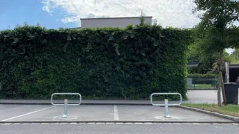 Expose 2 absperrbare neben einander liegende Freiparkplätze - extra breit! Das lästige Parkplatzsuchen hat ein Ende! Sofort verfügbar!