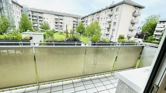 Expose Sehr charmante und gut geschnittene 3-Zimmer Wohnung mit Balkon in grüner und zentraler Lage! Bad mit Dusche!