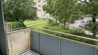 Expose Blick ins Grüne! 2-Raum-Wohnung mit Balkon in Niedernhart! Ab sofort!
