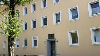 Expose Idyllisches Wohnerlebnis für die kleine Familie zum günstigen Preis! Sehr gemütliche und helle 3-Zimmer-Wohnung in herrlicher Grünlage mit bester Infrastruktur!