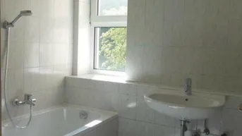Expose Idyllisch ruhiges Wohnerlebnis mit garantiert hohem Erholungswert steht für Sie bereit! Gemütliche Loggia mit herrlichem Ausblick ins Grüne - praktisch geschnittene 3 Raum Wohnung mit Abstellraum und Parkplatz direkt vor der Haustür!