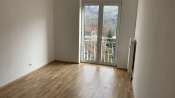 Expose Rundumpaket im ländlichen Herzen von Obergrünburg! Hochwertige Böden, praktischer Abstellraum, sonnige Loggia und privater Abstellplatz direkt vor der Haustüre - lassen Sie sich dieses einmalige Angebot nicht entgehen!