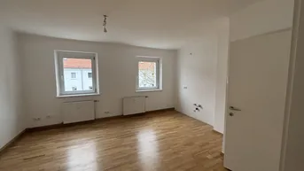 Expose AB SOFORT: frisch sanierte, helle Single-Wohnung mit idealer Raumaufteilung in Steyr Münichholz! Gemütliche Wohnküche und separates Schlafzimmer versprechen höchsten Wohnkomfort!