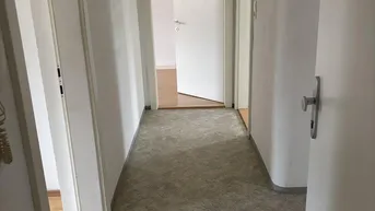 Expose Hervorragende Lage zum kleinen Preis! Sanierte 2-Zimmer Wohnung mit flexiblem Raumkonzept im obersten Stockwerk! Unbefristeter Mietvertrag &amp; provisionsfrei - 360° Rundgang verfügbar!