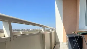 Expose Unbezahlbare Aussicht zu bezahlbaren Preisen - einzigartige Lage im obersten Stockwerk! Gemütliche Loggia, praktischer Abstellraum und modernes Badezimmer mit höchstem Wohnkomfort inklusive!