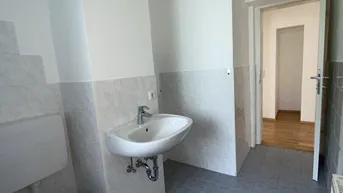 Expose Gemütliche 3- Zimmer Wohnung im Erdgeschoss bietet ein ideales Zuhause für kleine Familien oder Paare - inmitten einer grünen Umgebung ohne auf beste Infrastruktur verzichten zu müssen! Erstbezug nach Sanierung!
