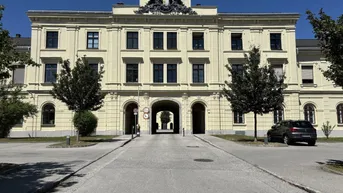 Expose DRAGONER HÖFE: Büro-/Atelier-/Ordi-/Geschäftsfläche exklusiv u. einzigartig - Gewölbe, Granitsäulen, beeindruckende Raumhöhe...- weitreichender Gestaltungsfreiraum in historischen Gemäuern - optionale Lagerfläche mit 27 m²