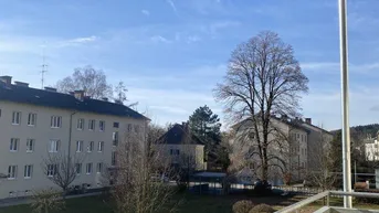 Expose Wohnen, wo die Ruhe wohnt – 3-Zimmer-Idylle mit Balkon im Grünen nachgefragten aufstrebenden Vöcklabruck
