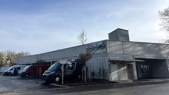 Expose HERBSTAKTION: 2 Monate mietfrei! Witterungsgeschützter sicherer Auto-/Camperabstellplatz im neuen Parkdeck Albert-Schöpf-Straße! Möglichkeiten für E-Ladestation und Behinderten-Parkplätze vorhanden – nur noch wenige Plätze verfügbar!