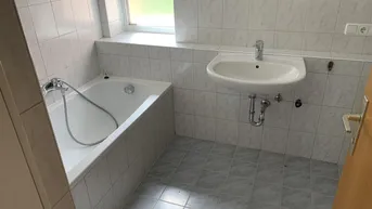 Expose Hoher Erholungswert garantiert - idyllisch ruhiges und ländliches Wohnerlebnis steht für Sie bereit! Praktisch geschnittene 3 Raum Wohnung mit Loggia, Abstellraum und Parkplatz direkt vor der Haustür!
