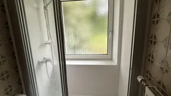 Expose WOHNGENUSS PUR: praktisch geschnittene 2-Raum Wohnung in ruhiger und zentrumsnaher Lage! Preiswert mit heller Raumaufteilung, ebenerdiger Dusche und hochwertigem Zustand!