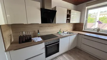 Expose Charmante Balkonwohnung in ruhiger Umgebung im grünen Herzen von Untergrünburg: helle Raumaufteilung, praktischer Abstellraum und privater Parkplatz vor der Haustüre! Hochwertige Küchenablöse möglich!