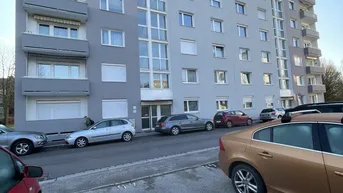Expose Generalsanierte Wohnung: Ein besonderes Schätzchen durch die Balkontür in den allgemeinen Innenhof! 2-Raum-Wohnung mit Parkplatz!