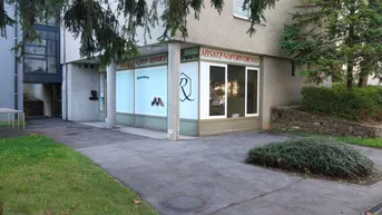 Expose Geschäfts-/Büro-/Ordinationsfläche mit XL-Schaufenstern u. (Portal-)Erweiterungspotential (+ ca. 10 m²) inkl. 14 m² Einzelgarage - 1A Preis-/Leistung, direkt neben dem (Vital-)Zentrum Muldenstraße!