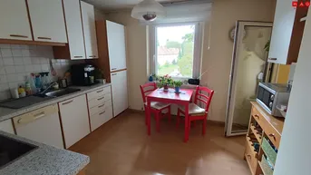 Expose Ruhige Wohnidylle mit Ausblick – lichtdurchflutete 3-Zimmer-Wohnung mit Loggia im obersten Stockwerk und idealer Lage im Herzen von Münichholz!