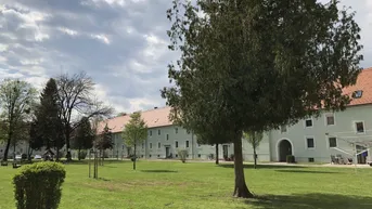 Expose Genuss pur verspricht diese gemütliche Wohnung im ruhigen und naturfreundlichen Siedlungsgebiet, nutzen Sie außerdem die großen Vorteile einer ausgezeichneten Infrastruktur! Sensationeller Preis, frei ab 01.11.2025