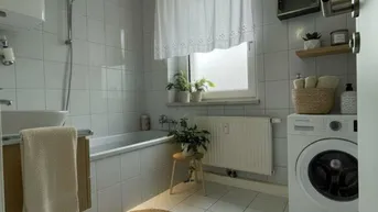 Expose Jetzt mit 360° Rundgang und KI-Visualisierung; Idyllisches Wohnen im Grünen - sehr gemütliche 2-Zimmer-Wohnung lädt zum Entspannen und Wohlfühlen ein - perfekt für Naturliebhaber und ab sofort verfügbar!