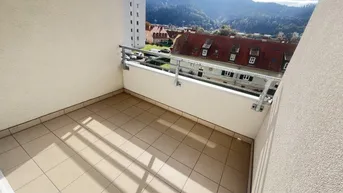 Expose Attraktive 4-Zimmerwohnung in sonniger Siedlungslage!