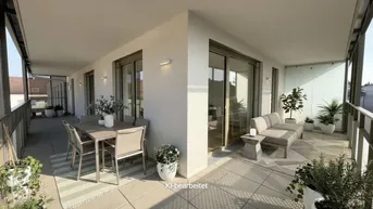 Geräumiger Balkon mit Essbereich und Lounge-Möbeln, ideal zum Entspannen im Freien und mit Blick auf die Umgebung.