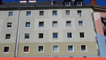 Mehrstöckiges Altbau-Wohnhaus mit gut gepflegter Fassade, Mansarddach und zahlreichen Fenstern in städtischer Umgebung.