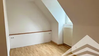 Expose Am Lerchenfeld: Gemütliche 2 Zimmerwohnung im Dachgeschoss mit Küche!