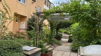 Expose +TOP ANGEBOT € 444.444.- + REIHENHAUS in idyllischer RUHELAGE mit romantisch gepflegter GARTENANLAGE - Eigentum mit Terrasse, VOLLKELLER und Garage!