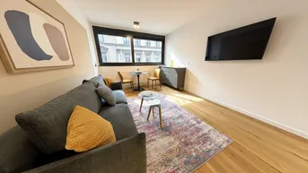 Helles Wohnzimmer mit modernem Sofa, Esstisch und Blick auf die Stadt.