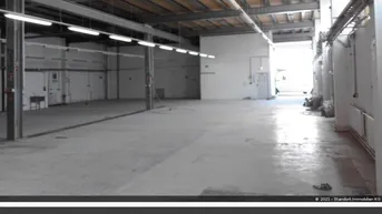 Expose Halle mit Einfahrtstor