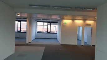 Expose Büro in modernem Bürohaus in U-Bahn-Nähe, Sofortbezug