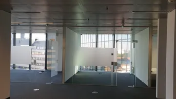 Expose attraktives Büro in Business-Park, 10.OG, reichhaltige Infrastruktur in der Sockelebene