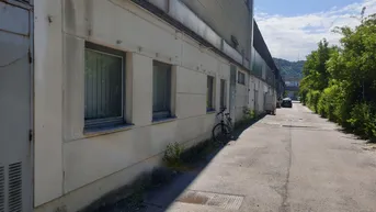 Expose 2 Büroräume und Lagerraum in Gewerbeareal, nahe A22-Auffahrt, Stellplätze