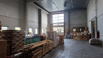 Expose Lagerhalle mit Rampe, ca. 8m hoch