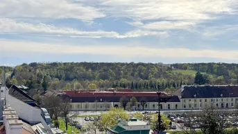 Expose Dachgeschosswohnung mit Dachterrasse und Blick auf die Gloriette beim Schloss Schönbrunn!